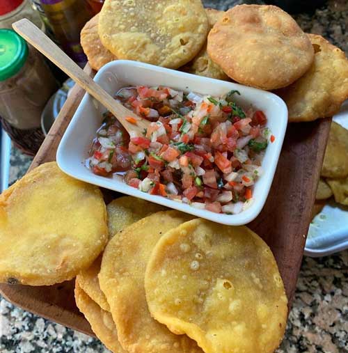 Sopaipillas chilenas con pebre. Lo mejor de la cocina chilena para ti, con el toque especial de La Negracon.