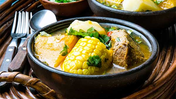 Cazuela de vacuno. Comida tipica chilena con valor nutricional y sin aditivos ni preservantes artificiales. Lo mejor de nuestras tradiciones para ti en tu mesa con el ingrediente especial de La Negra Con.